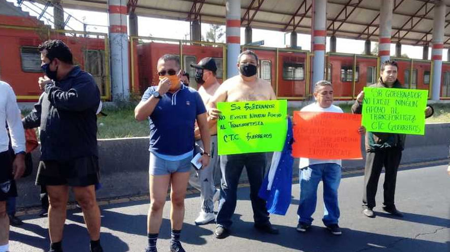 Taxistas protestan sin ropa en Ecatepec