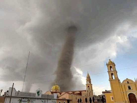 Así fueron los impactantes tornados formados en Puebla