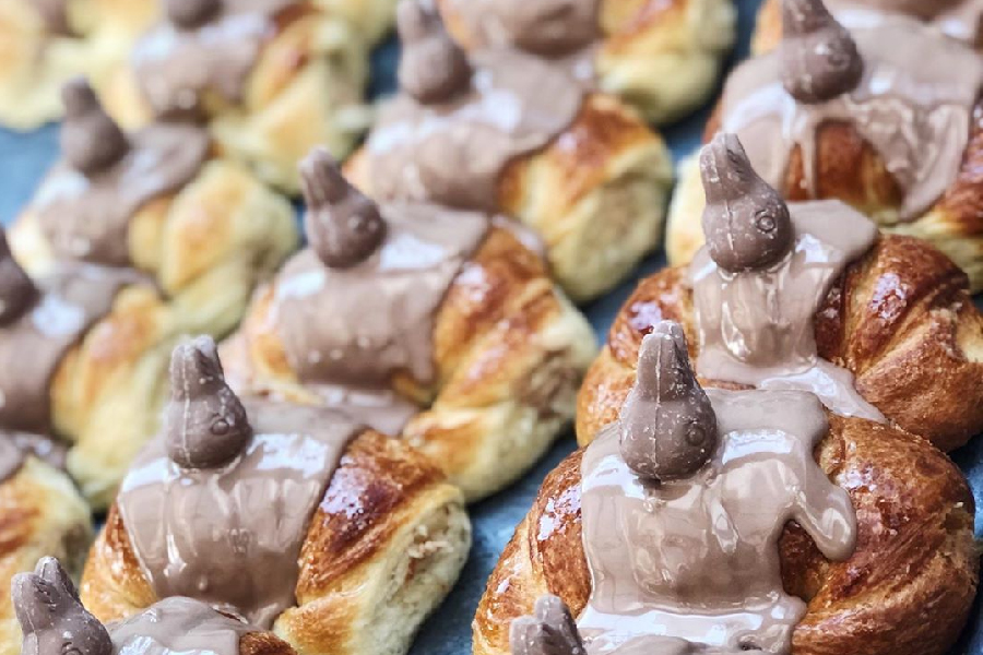 Conoce los deliciosos cuernitos con conejitos de chocolate