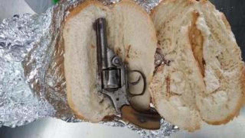 Detienen a un hombre por ocultar una pistola dentro de un pan
