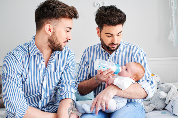Pareja homoparental registrará a su bebé con ambos apellidos