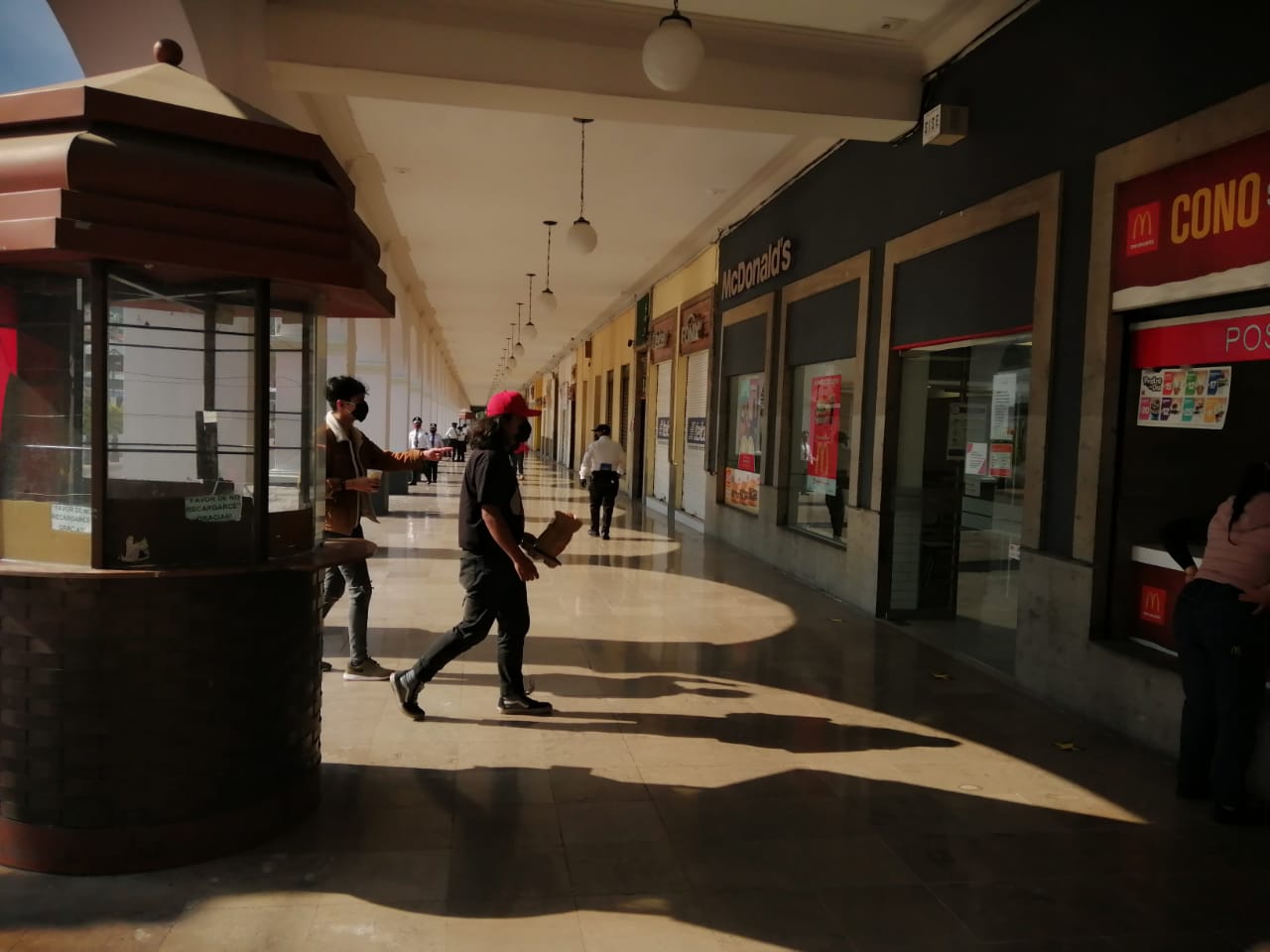 Pese a Semáforo Rojo en Toluca, dan libre tránsito a peatones en Los Portales