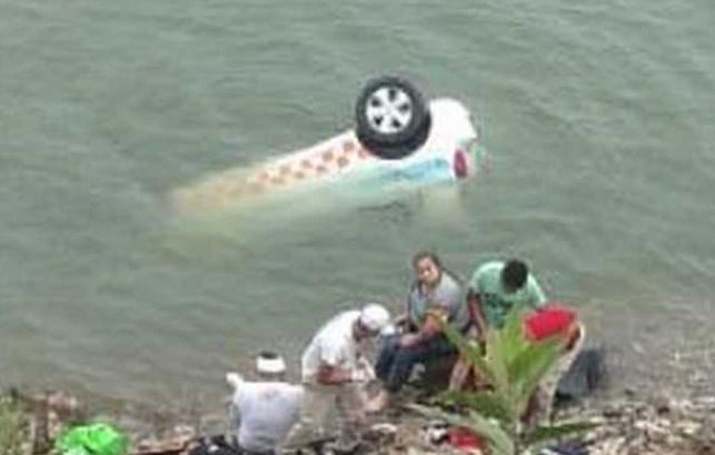 Taxi-se-cae-al-agua-en-presa-de-Valle-de-Bravo