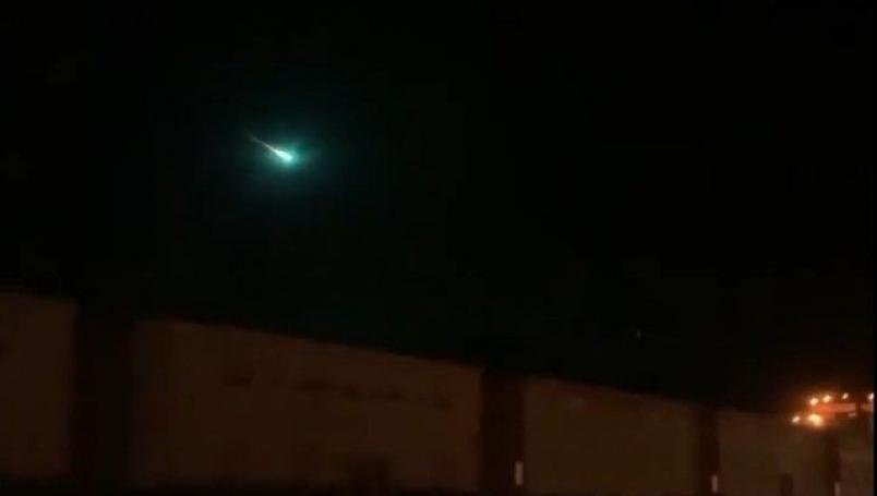 VIDEO Extraño fenómeno de una bola de fuego azul en el cielo de Australia