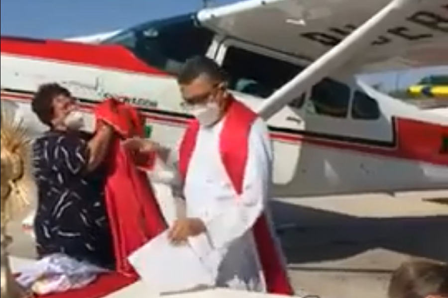 VIDEO || Lanzan agua bendita en Sinaloa, para proteger a la ciudadanía de COVID-19