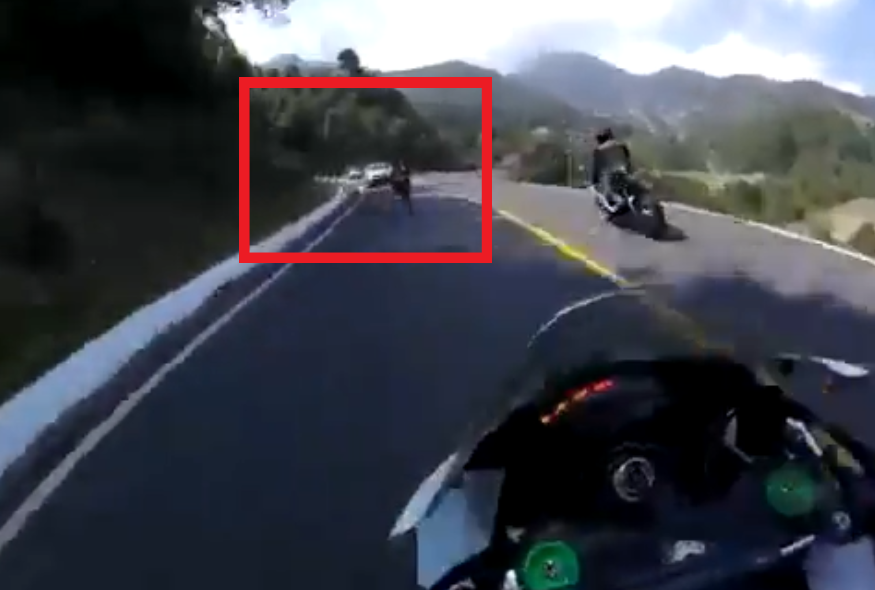 VIDEO || Motociclista cae en barranca de carretera Toluca-Zitácuro