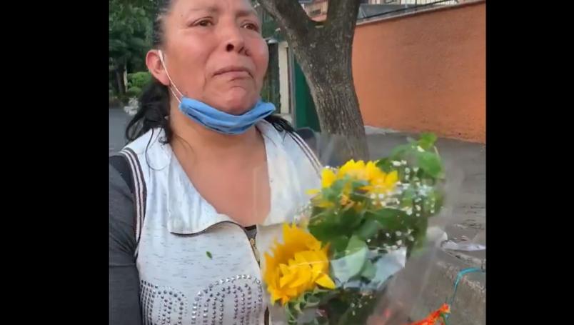 VIDEO Vendedora de flores pide ayuda tras ser detenida arbitrariamente