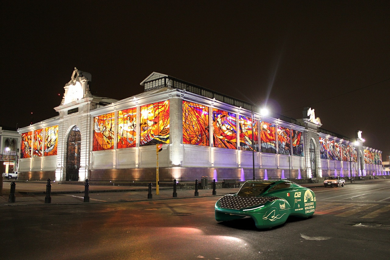 Crean automóvil de carreras de energía solar en Toluca