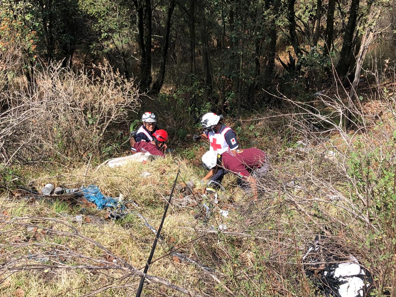 Rescatan a persona que calló de barranca