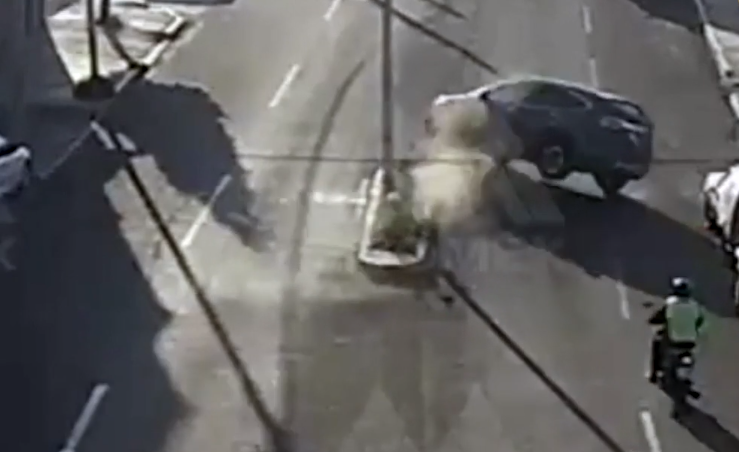 Choque de auto contra poste