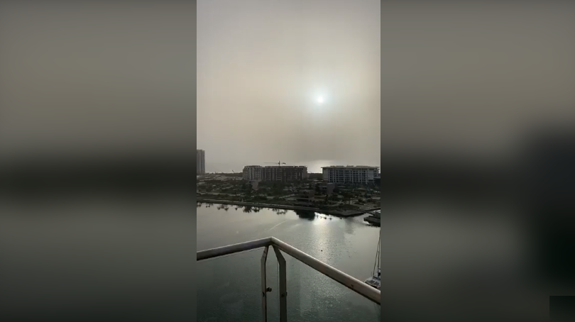 (Video) Así entro la gran nube de polvo en las playas de Cancún