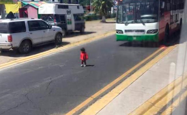 En el video se muestra como un camión Mexibus casi atropella a un infante que cruzaba solo en el Estado de México. 