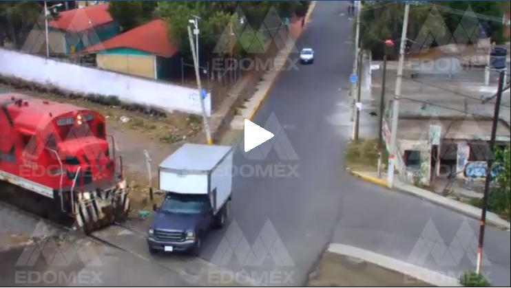 Cámaras del C5 captan momento en el que tren impacta camioneta en EdoMéx