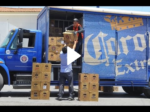 (Video) Camión tira cerveza por accidente y un grupo de personas realiza rapiña