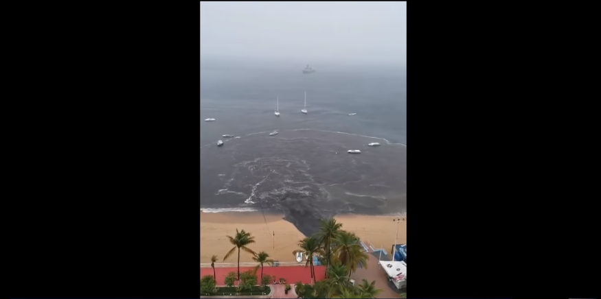 (Video) Captan salida de aguas negras en pleno puerto de Acapulco