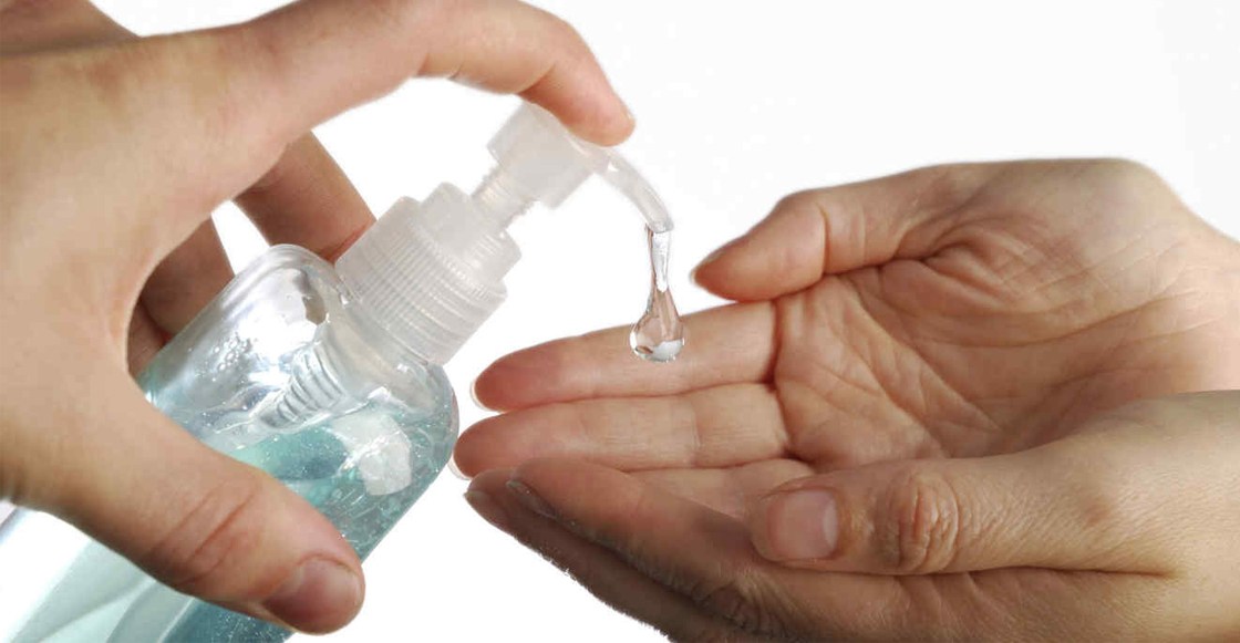 entregan-gel-desinfectante-reos-ellos-se-lo-toman2