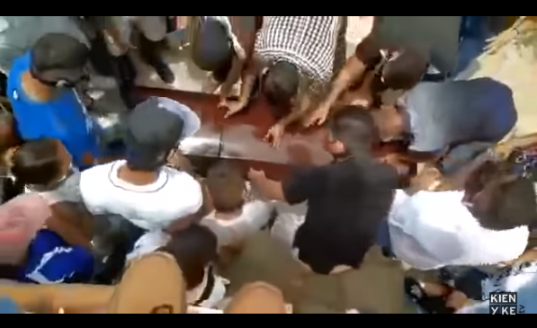 (Video) Grupo de personas abren ataúd de familiar fallecido por Covid-19