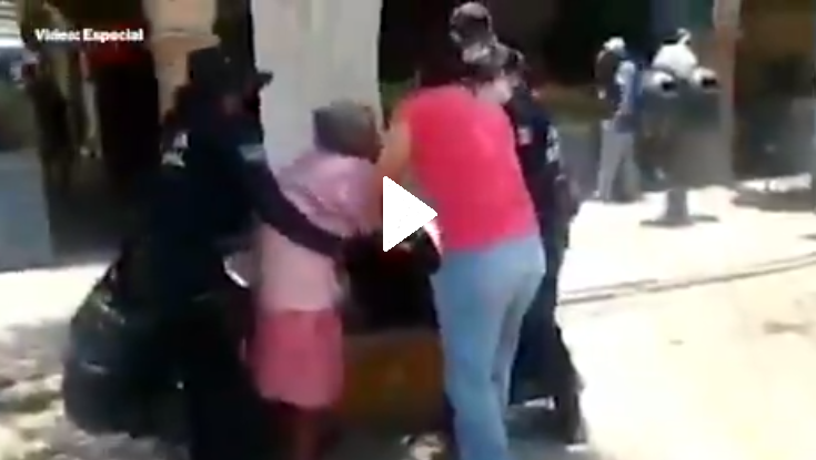 (Video) Policías forcejean con anciana por no usar cubrebocas