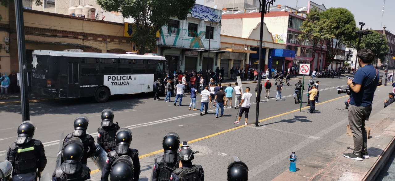 Después de que la afluencia de personas incrementará en el Edomex, los comercios informales también se han apoderado de las calles principales de Toluca.