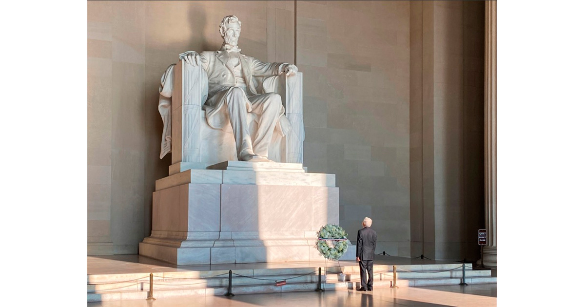 El presidente de México, Andrés Manuel López Obrador, en el National Mall, donde se encuentra el Monumento al presidente estadunidense Abraham Lincoln