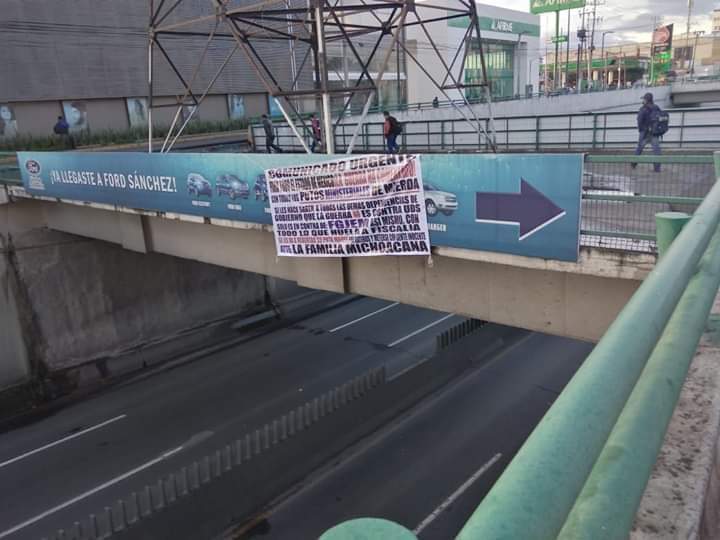 Aparecen-narcomantas-sobre-puentes-de-Toluca
