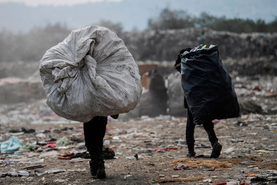 Desechos médicos al aire libre en tiradero de basura en la CDMX