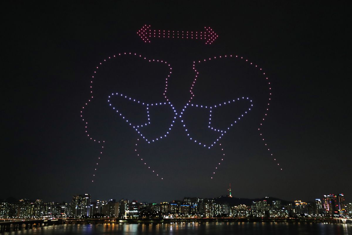 Espectáculo de cientos de drones que sobrevuelan Seoul con este mensaje