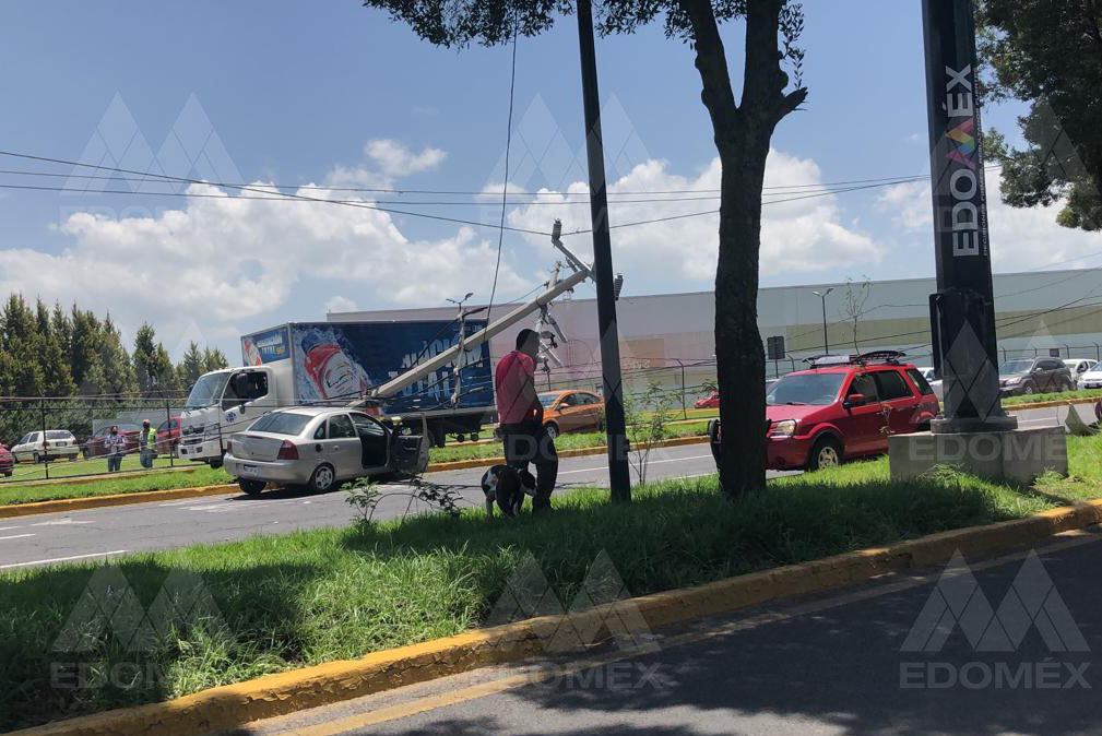 FOTOGALERÍA Fuerte colisión de un automóvil y un poste en Blvd. Aeropuerto Toluca