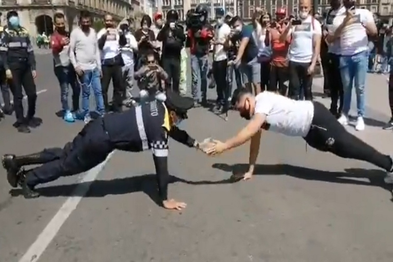 Policía-discapacitado-vence-en-concurso-de-lagartijas-a-instructor-de-gimnasio