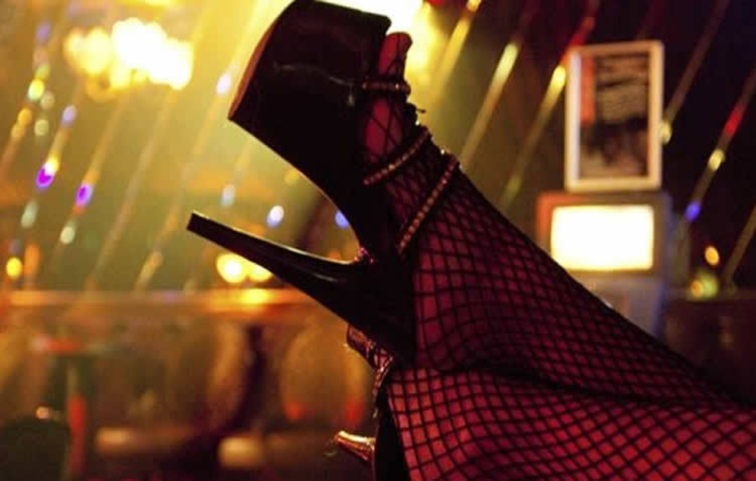 Debido a la pandemia y al cierre de negocios el bar Black Cat Men´s ofrece espectáculos de table dance por Zoom en Xalapa, Veracruz.