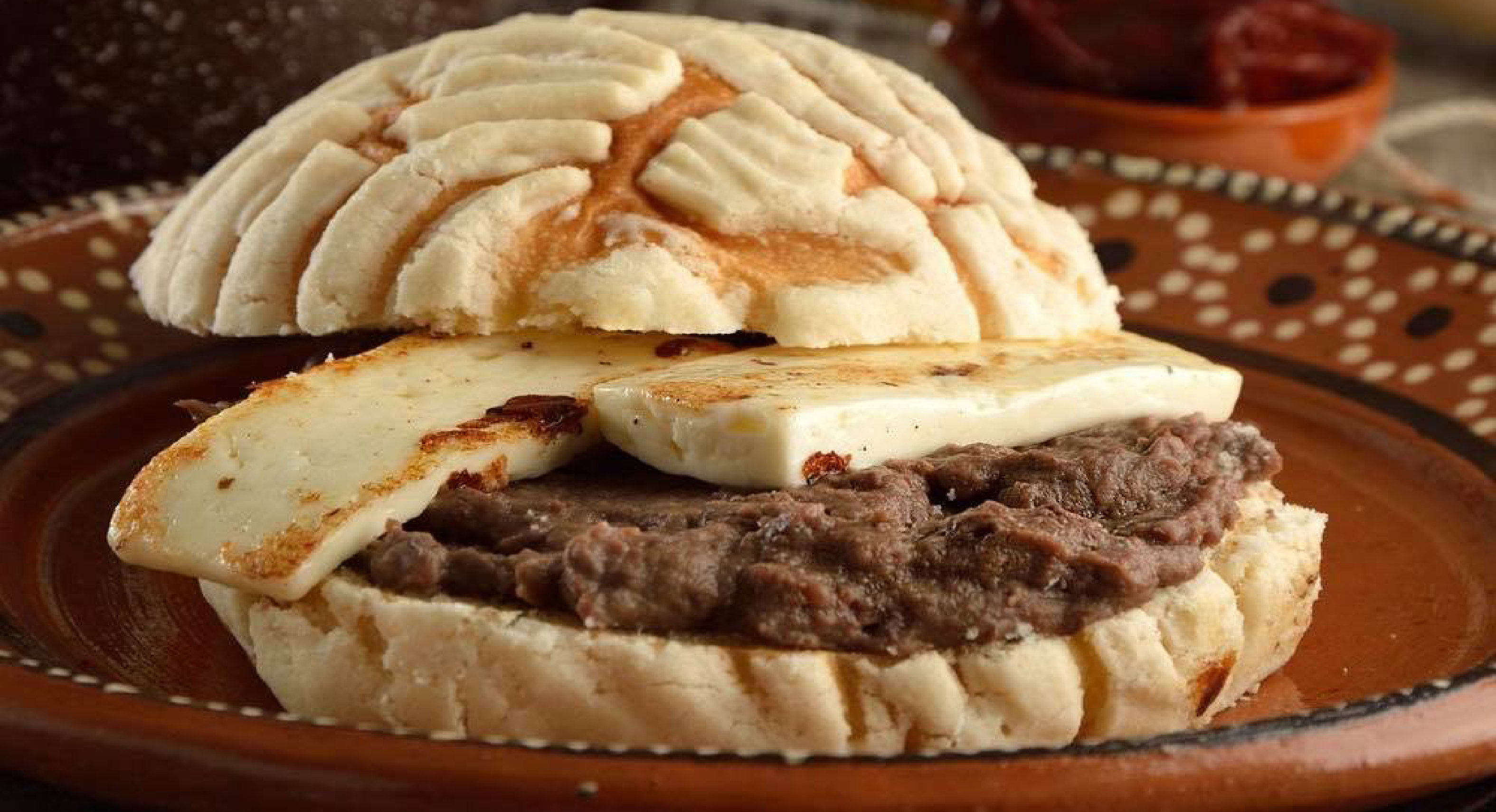 VIDEO Conoce la concha de dulce rellena de frijoles y queso