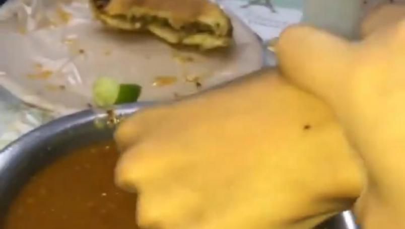 VIDEO || Introducen la mano de una persona en salsa de una taqueria