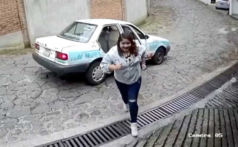 VIDEO Mujer desciende de un taxi para robarse racimo de flores en Valle de Bravo