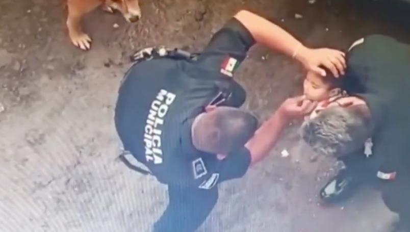 VIDEO Policías del EDOMÉX salvan la vida de un pequeño infante