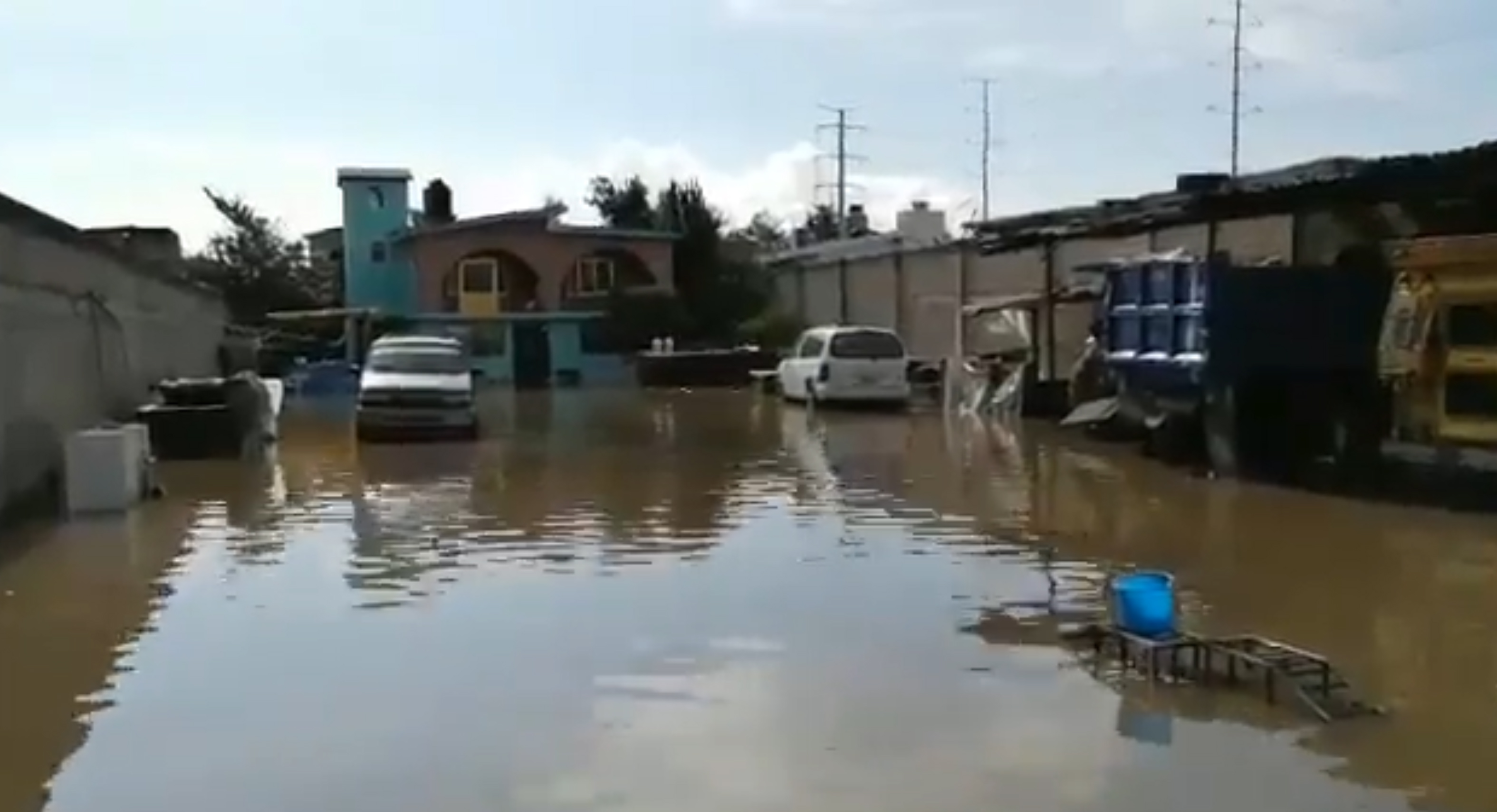 VIDEO y FOTOGALERÍA || San Mateo Atenco sufre de fuertes inundaciones