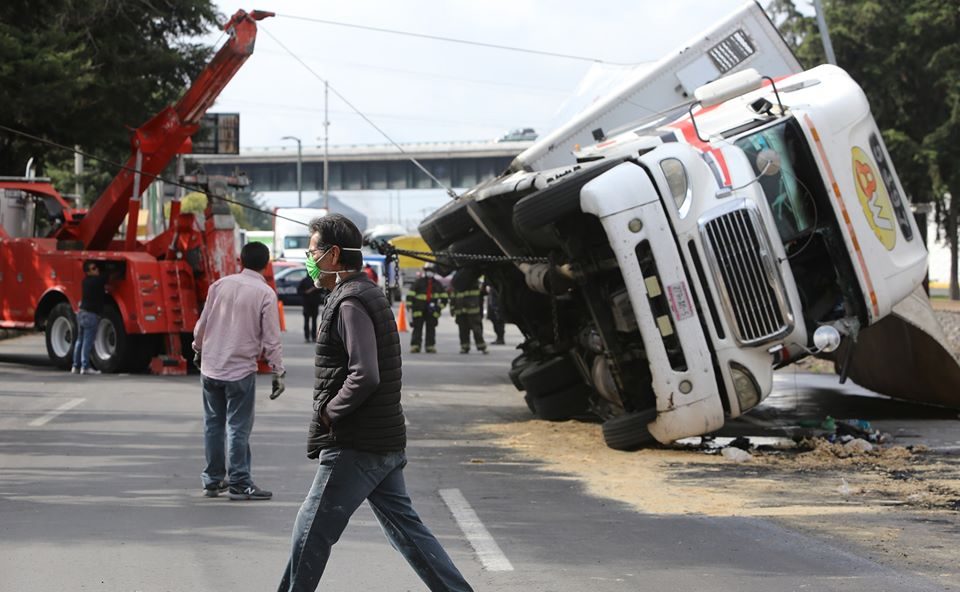 Volcadura de tráiler en la carretera Toluca-Atlacomulco