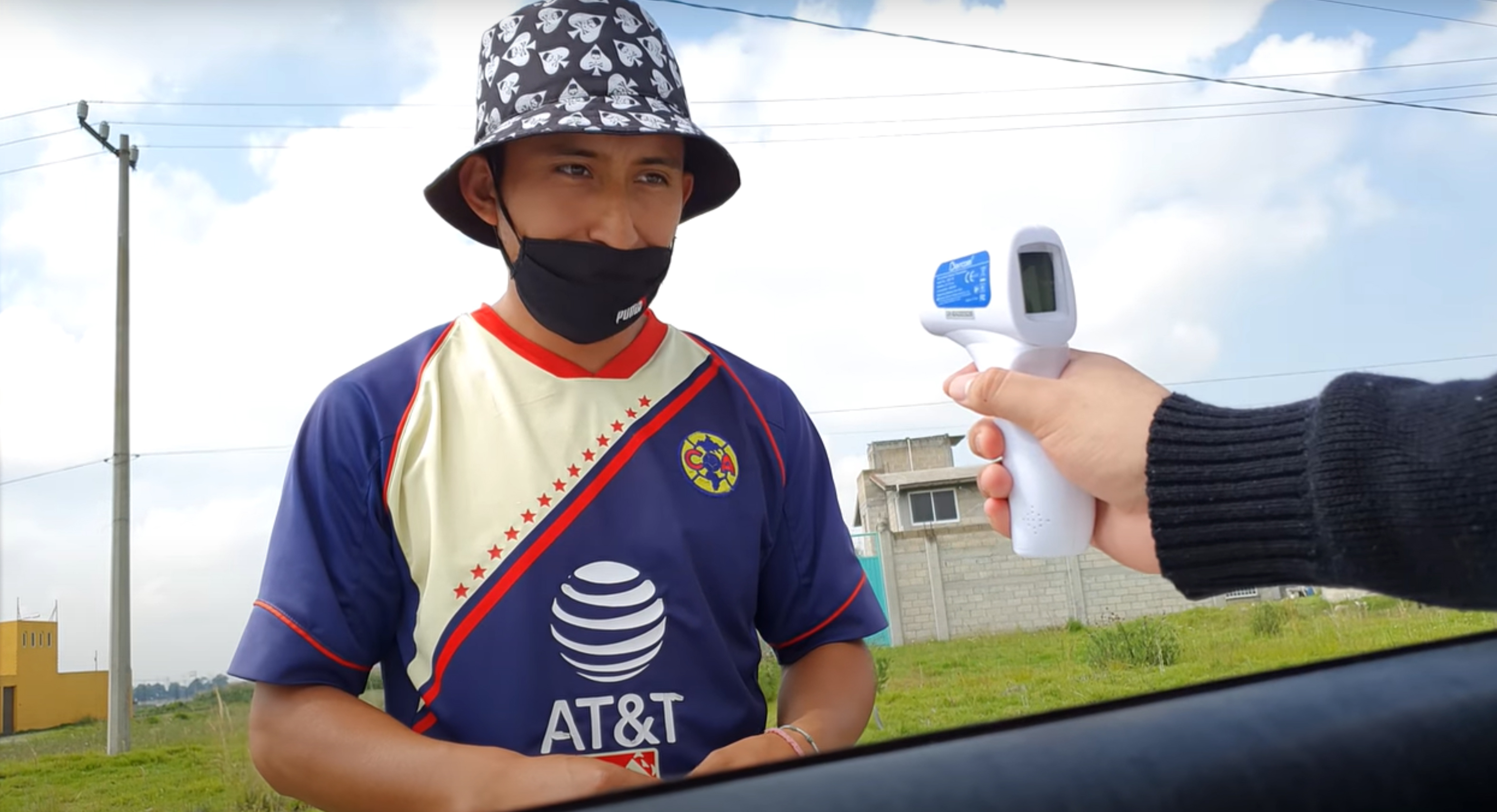 Youtuber mexiquense realiza broma en las calles tomando temperatura VIDEO