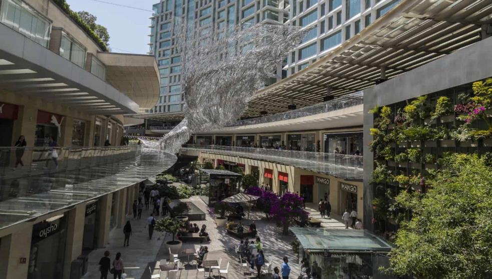 Hacen filas para entrar a centros comerciales en la CDMX