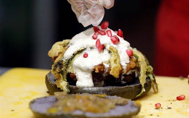 chiles-en-nogada-en-hamburguesas-el-platillo-historico-se-reinventa