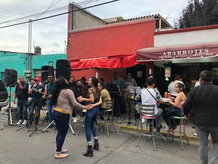 denuncian-a-tienda-de-alitas-por-organizar-fiestas-en-plena-pandemia2