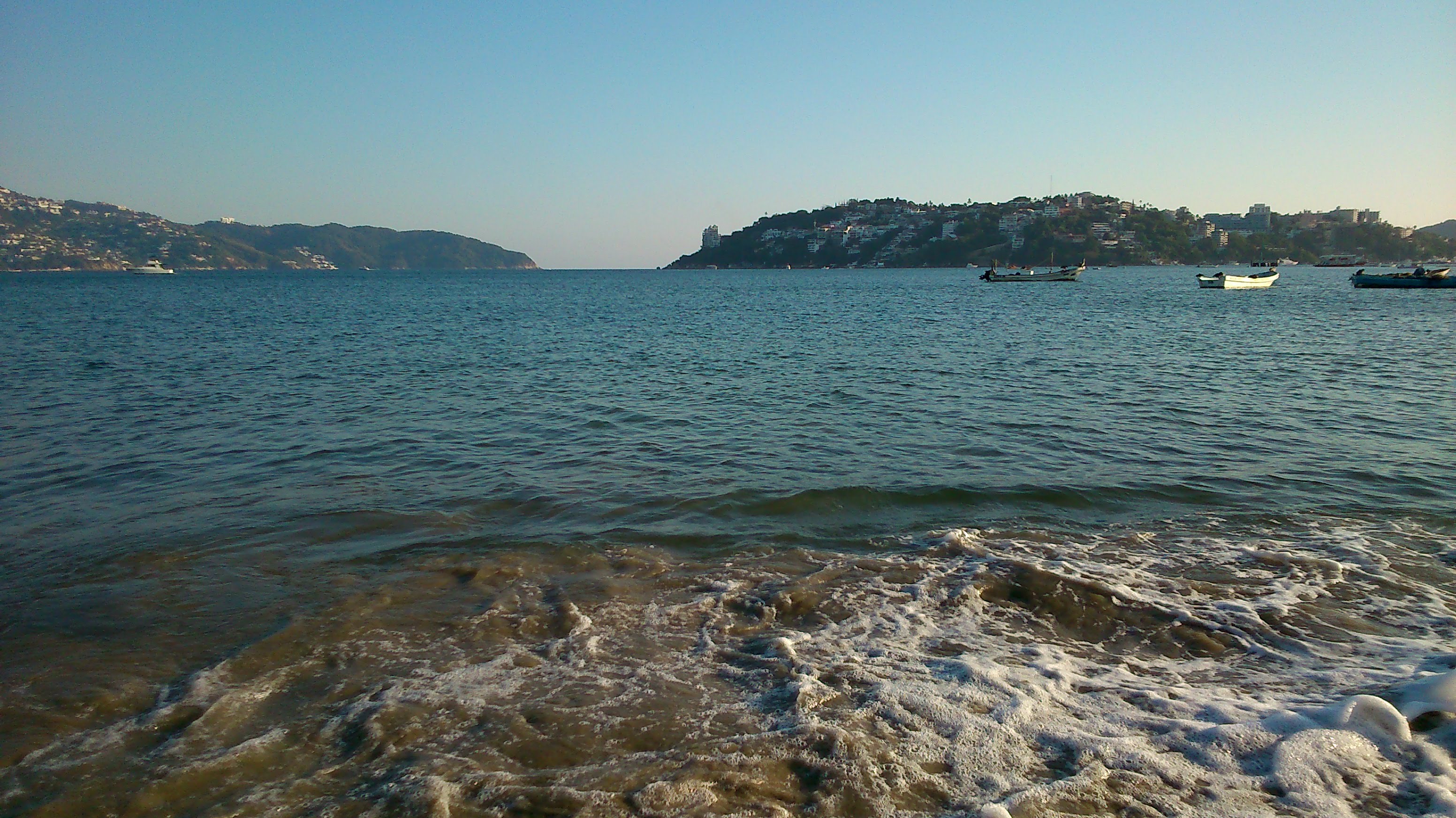 despues-de-tres-meses-reabren-las-playas-de-acapulco1