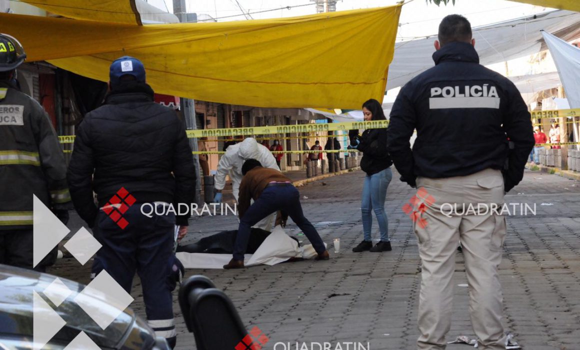Encuentran hombre sin vida en puestos ambulantes de la Terminal de Toluca