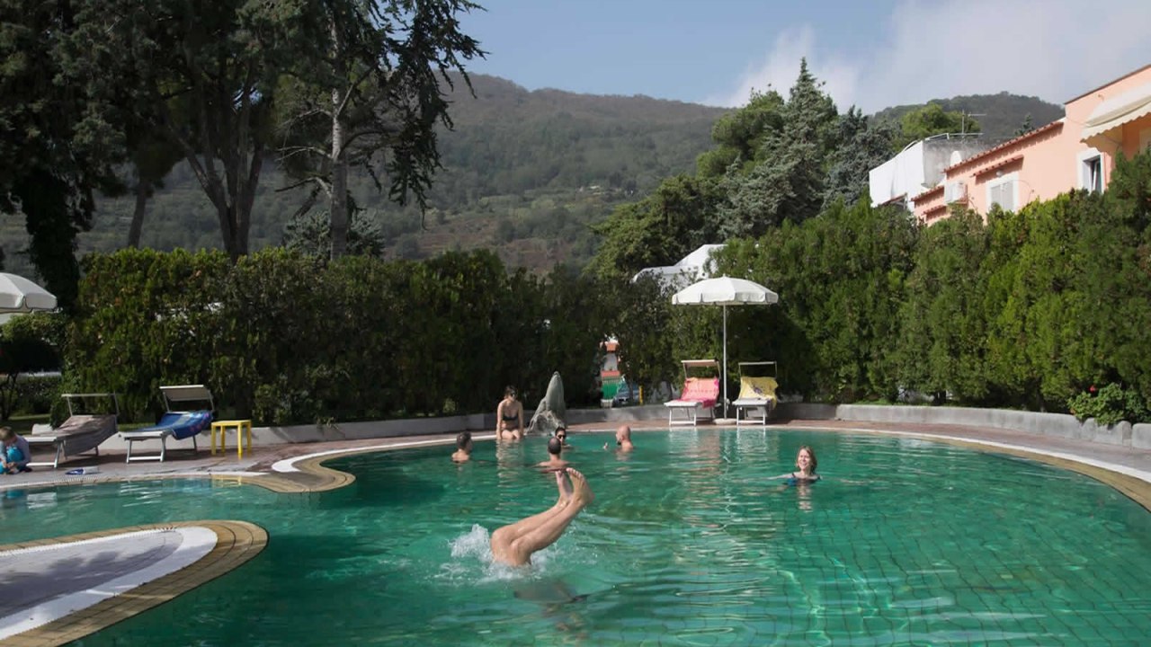 ¿Es probable contagiarse de Covid-19 en una alberca?, esto responde Hugo López Gatell