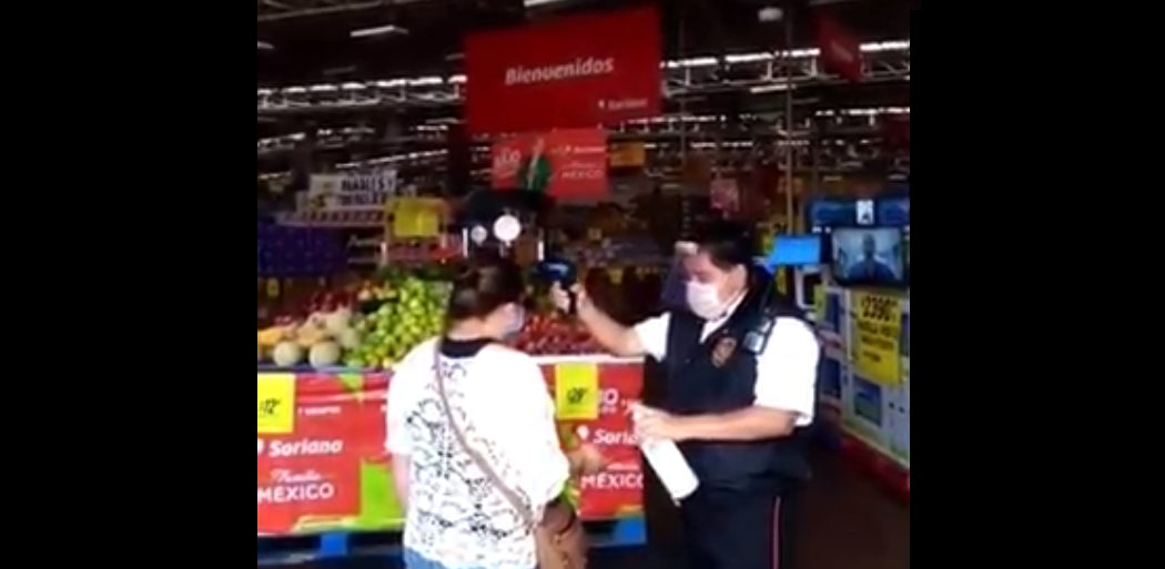 (Video) Mujer arremete contra oficial por usar termómetro que supuestamente mata neuronas