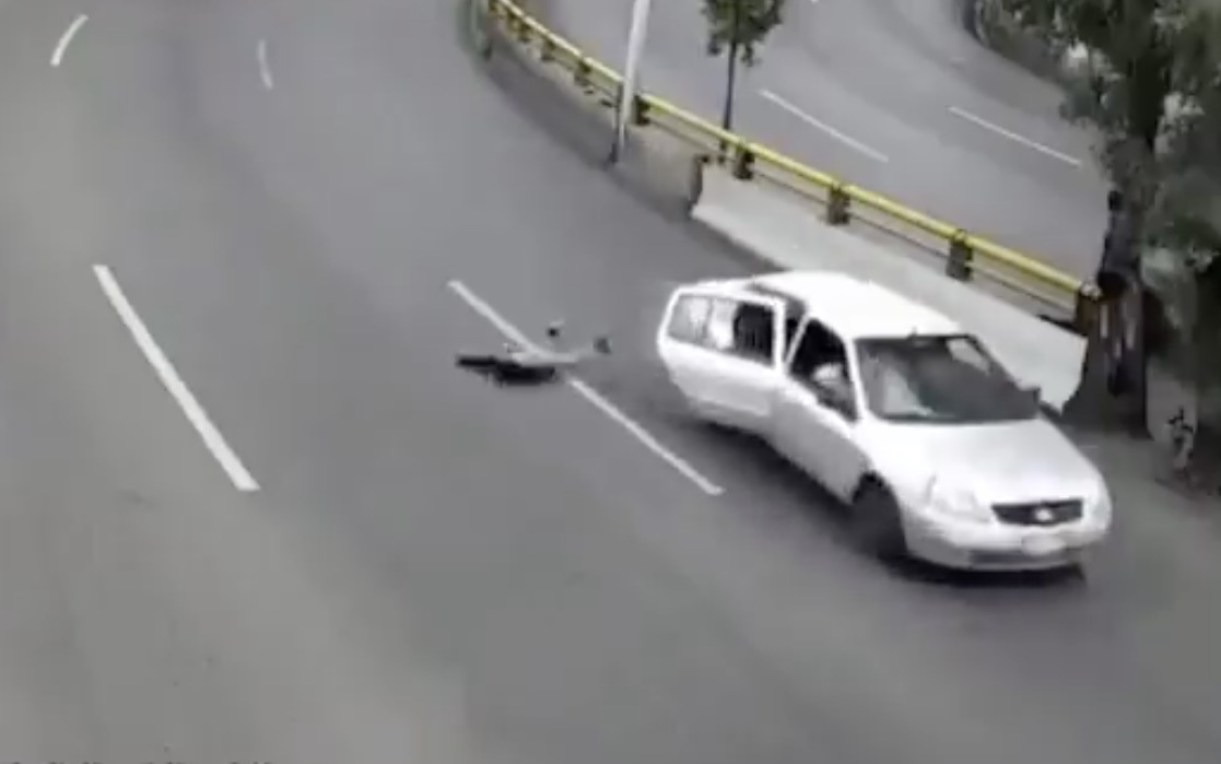 (Vídeo) Niño cae de un auto en movimiento en boulevard de Zacatecas