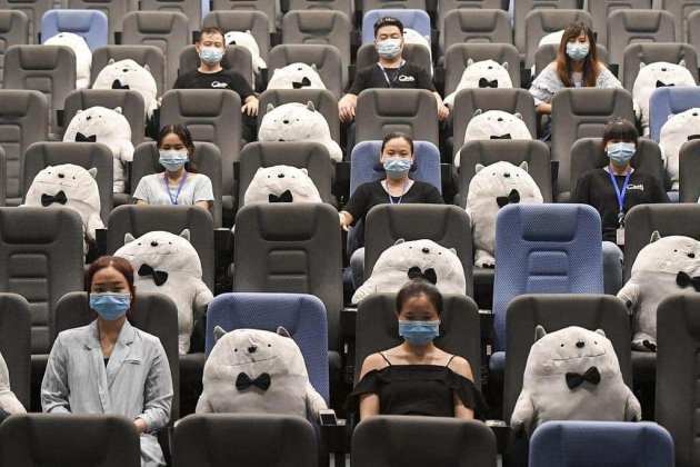 osos-de-peluche-cuidaran-la-sana-distancia-en-cines-de-china