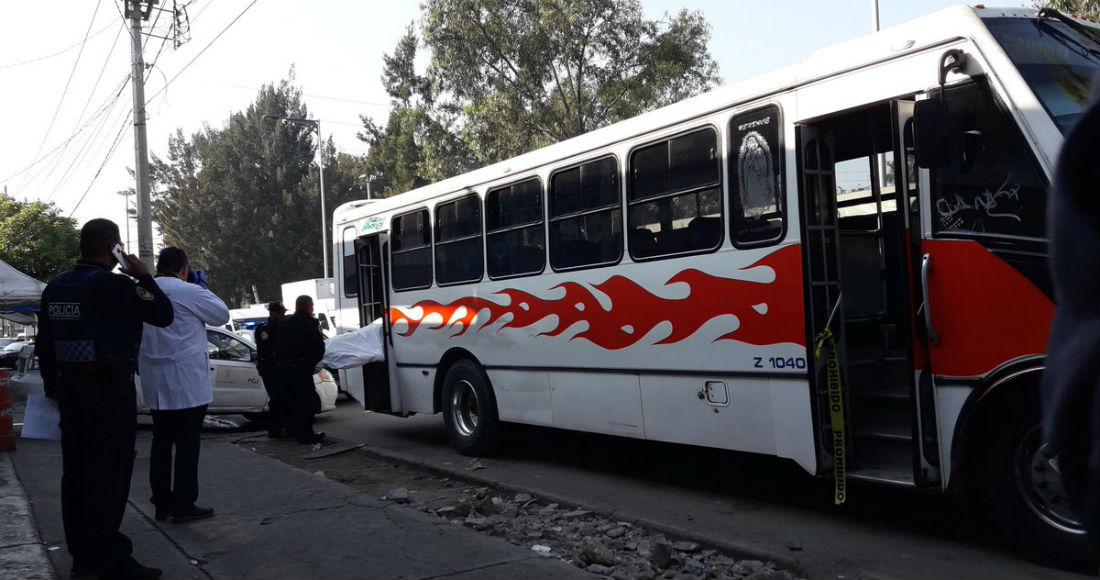 Luego de asaltar en el transporte público, un asaltante confunde a su cómplice con policías y lo mata de un disparo. Se dá a la fuga.