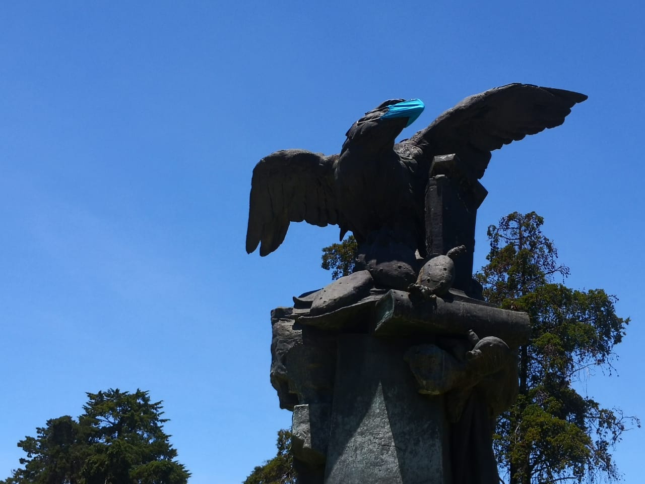 ponen-cubrebocas-en-monumentos-de-toluca