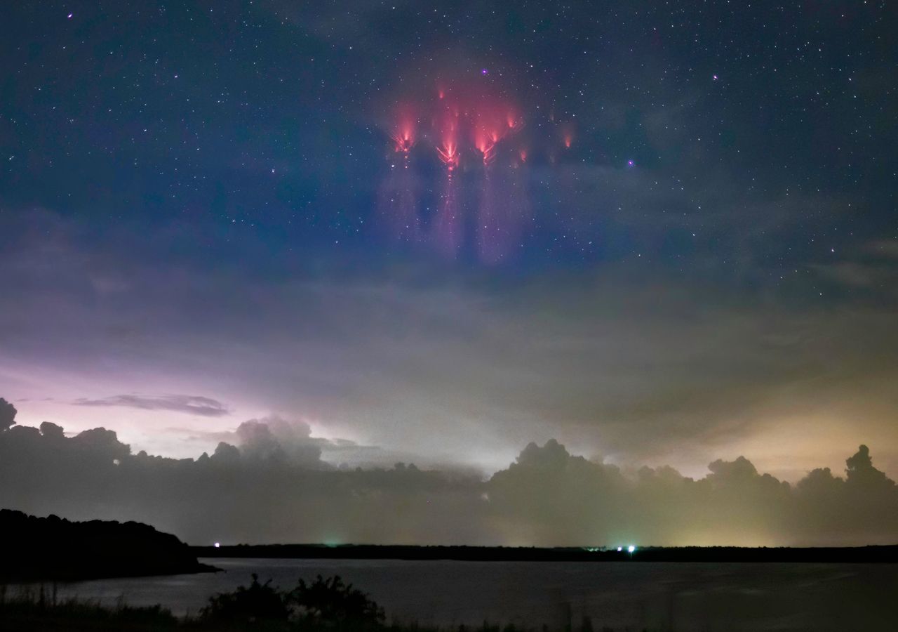 ¿Qué son las lineas de fuego que se lograron apreciar en el cielo de México?