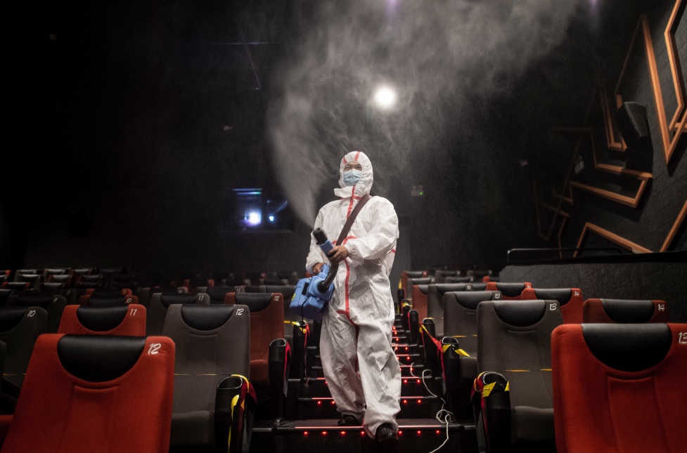 Debido a la pandemia y a la necesidad de reabrir los cines, aquí te presentamos la nueva normativa que aplicará para las salas de cines.